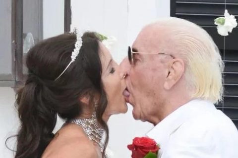 送葬者出现在瑞克福莱尔婚礼上，69岁的弗莱尔当众“舌吻”妻子好友称赞