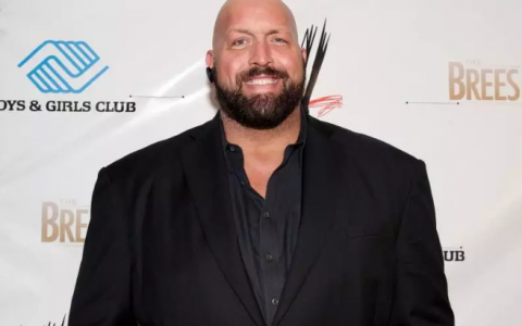 WWE巨星大秀哥续约WWE，称还年轻不想离开WWE的大家庭