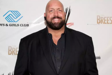 WWE巨星大秀哥续约WWE，称还年轻不想离开WWE的大家庭