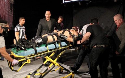 一旦失误非死即伤！WWE中常见的五大最危险杀招！