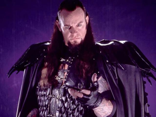 让巨石强森到现在都感恩不已的一件事，WWE送葬者竟是他大恩人