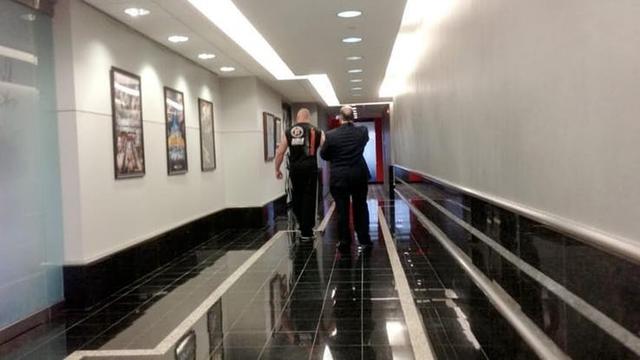 办公室里挂霸王龙头骨，阴暗角落堆满棺材，带你探秘WWE总部