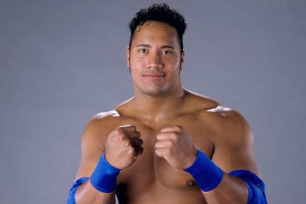 盘点WWE因摔迷不满而强行转反的五大巨星，巨石强森都赫然在列！