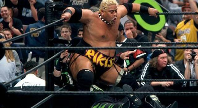 屁股砸人、跳大神，细数 WWE那些令人笑出腹肌的假大空终结技