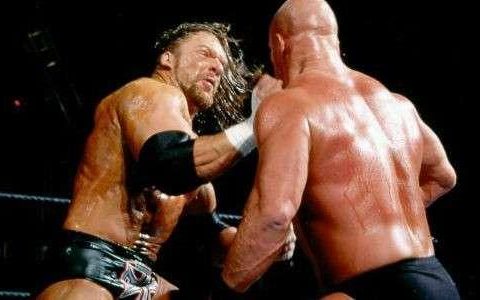 WWE高管HHH竟暴揍粉丝？原来台上不共戴天的两人是挚友！