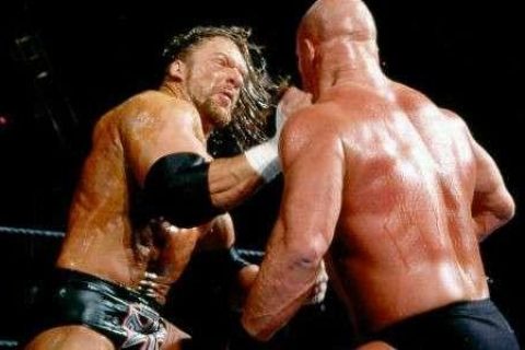 WWE高管HHH竟暴揍粉丝？原来台上不共戴天的两人是挚友！
