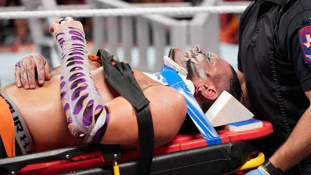 WWE惊魂一夜：四名一线巨星受伤，兰迪·奥顿伤情惨不忍睹！