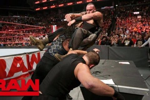 WWE“人间怪兽”这次真的怒了！誓要摧毁圣盾组合！
