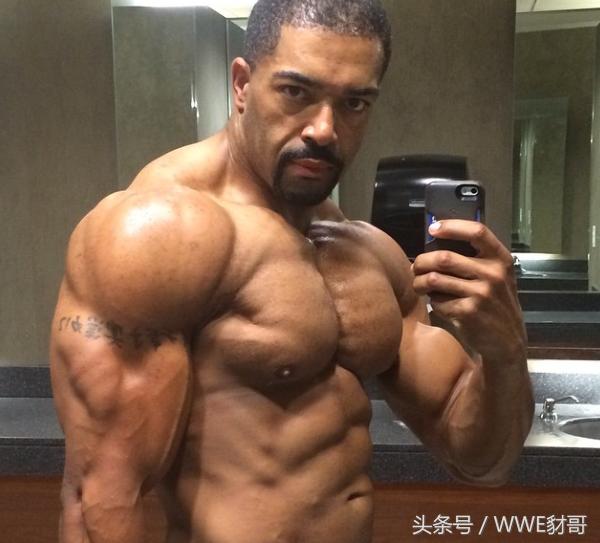 厉害了，这名WWE选手仅靠肌肉就吓退持刀窃贼！这就是健身的作用