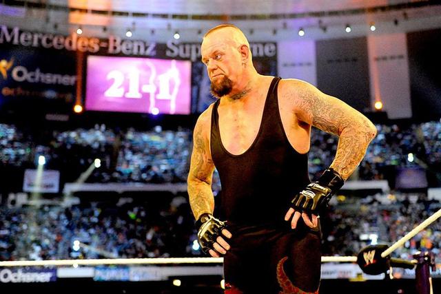 高傲送葬者竟在擂台上向他单膝下跪！盘点WWE感人至深的五个场景