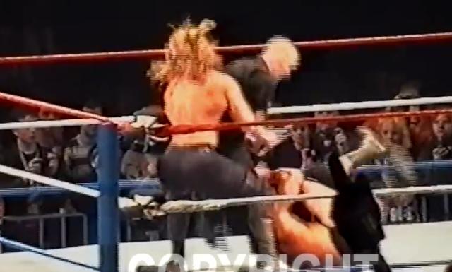 WWE高管HHH竟暴揍粉丝？原来台上不共戴天的两人是挚友！