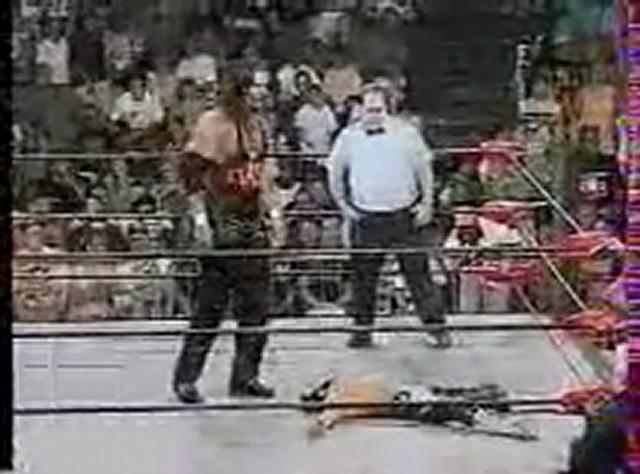 WWE的神秘人雷尔曾多次被人摘下面具!其中一次导致他离开公司 WWE的神秘人雷尔曾多次被人摘下面具!其中一次导致他离开公司