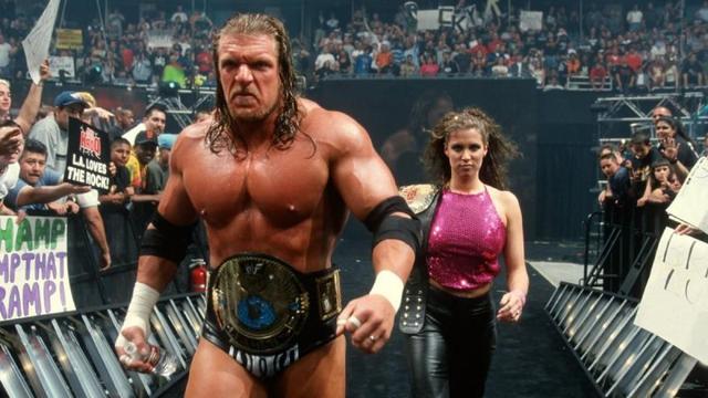 WWE史上最“爆冷”的几场比赛！HHH击败巨石强森成WWE冠军