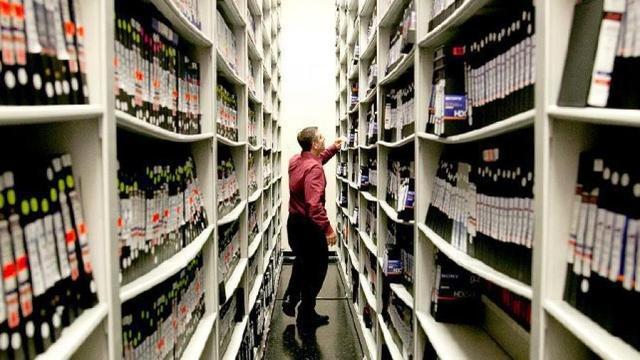 办公室里挂霸王龙头骨，阴暗角落堆满棺材，带你探秘WWE总部