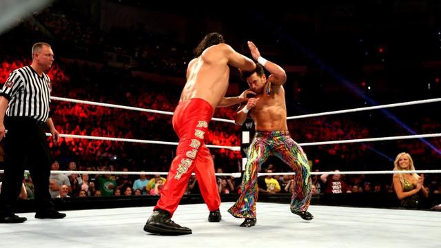 屁股砸人、跳大神，细数 WWE那些令人笑出腹肌的假大空终结技