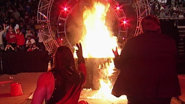 被“吊死”后复活、被活埋后爬出，WWE五大“死而复生”的巨星