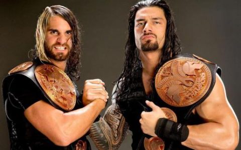 WWE罗曼和赛斯冰冷态度惹怒美女粉丝：他俩都是混蛋！