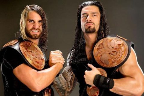 WWE罗曼和赛斯冰冷态度惹怒美女粉丝：他俩都是混蛋！