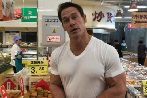 撸串滑冰喝奶茶，WWE巨星约翰·塞纳中国惬意生活引国外粉丝热议