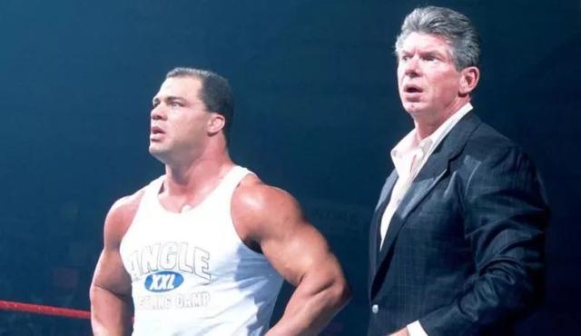 WWE为什么可以成为世界第一摔角联盟？老板凌晨三点还在工作
