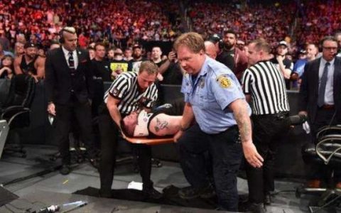 WWE中骗过了所有观众的受伤剧情！胳膊骨折也能“演”出来