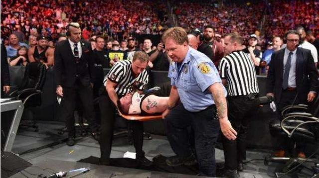WWE中骗过了所有观众的受伤剧情！胳膊骨折也能“演”出来
