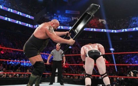 WWE被和谐过的道具椅子！曾爆头艾迪格雷罗，如今只能打四肢