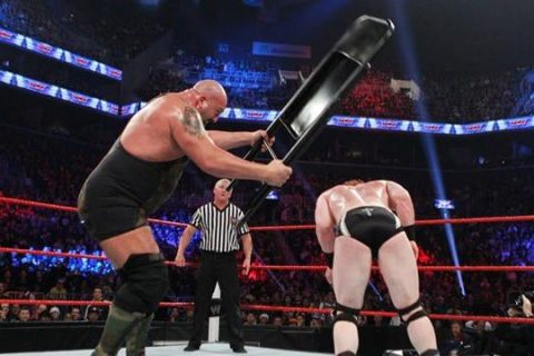 WWE被和谐过的道具椅子！曾爆头艾迪格雷罗，如今只能打四肢