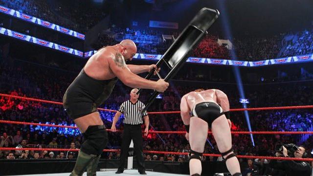 WWE被和谐过的道具椅子！曾爆头艾迪格雷罗，如今只能打四肢