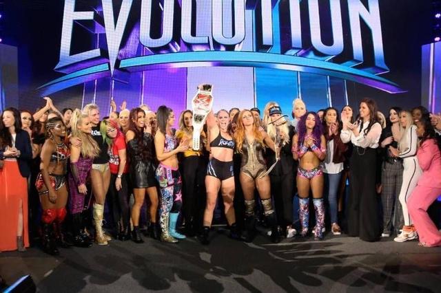 WWE的时代改变了！花瓶女选手如今成主力，人气比男选手还要高