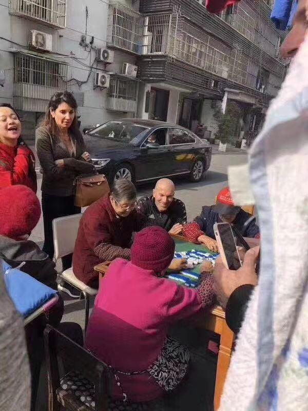前有WWE约翰塞纳爱上老干妈，后有齐达内坐小板凳看麻将