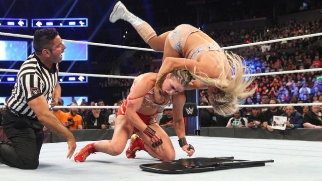 WWE被和谐过的道具椅子！曾爆头艾迪格雷罗，如今只能打四肢