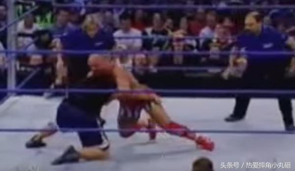 WWE选手在台上真打起来了,你见过么?! WWE选手在台上真打起来了,你见过么?!