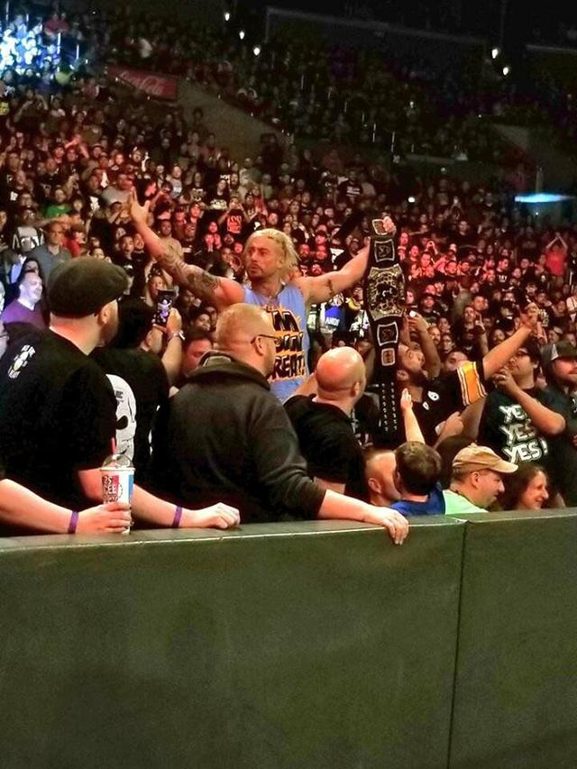 WWE前选手恩佐买票看幸存者大赛，结果被现场保安赶了出去