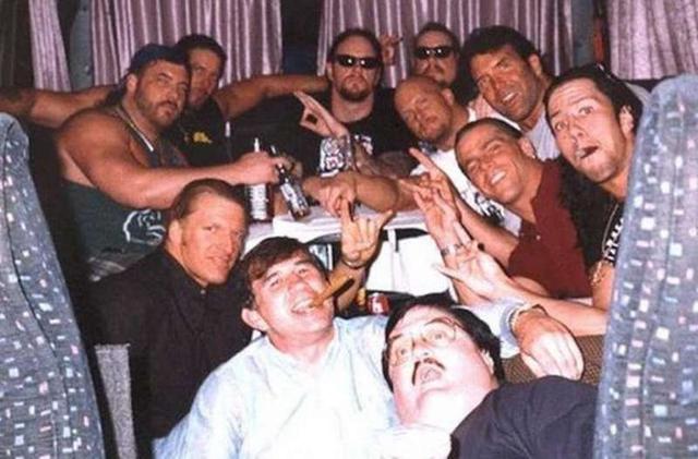 WWE史上最珍贵的10张照片！巨石强森打游戏，HHH扮演华盛顿