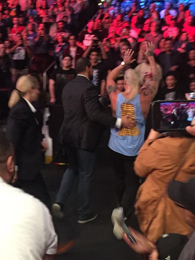 WWE前选手恩佐买票看幸存者大赛，结果被现场保安赶了出去