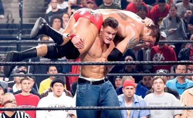 WWE比赛中有哪些出乎意料的意外发生？盖尔金自己淘汰了自己