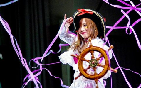 她是WWE的海贼少女，相貌可爱却风格凶悍！放弃当演员只为打比赛