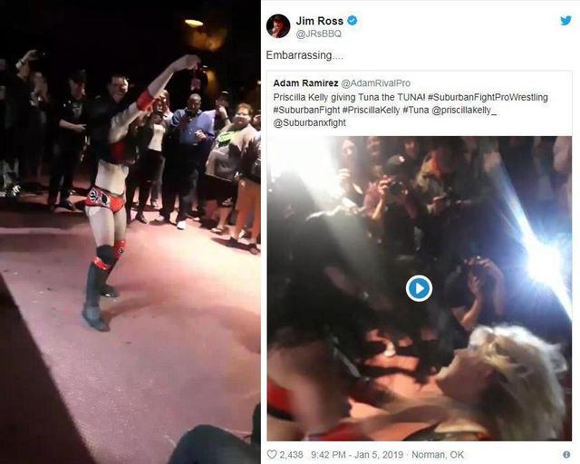 摔角比赛恶心一幕!WWE女子选手当众取出姨妈巾塞入对手口中 摔角比赛恶心一幕!WWE女子选手当众取出姨妈巾塞入对手口中
