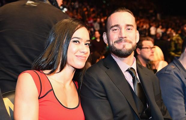 她是WWE的“疯妞”,曾与数人同时交往!如今结婚靠卖书养活男友 她是WWE的“疯妞”,曾与数人同时交往!如今结婚靠卖书养活男友