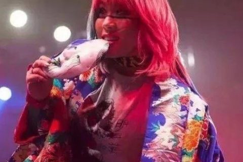 明日华现场秀比赛中受伤