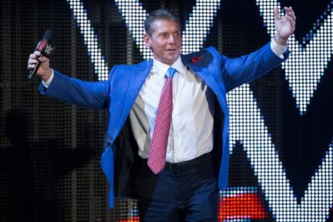 WWE主席文斯麦克曼竟然对黑人选手做出这样的事