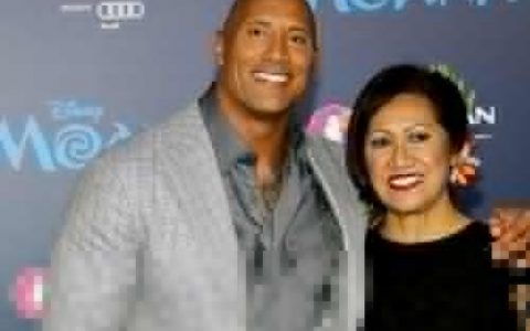 “巨石强森”母亲希望儿子复出再一次击败“约翰塞纳”