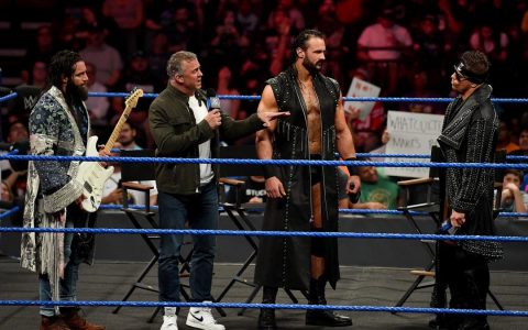 WWE剧情全靠大公子一人领衔两大剧情，有点当时老麦的本事