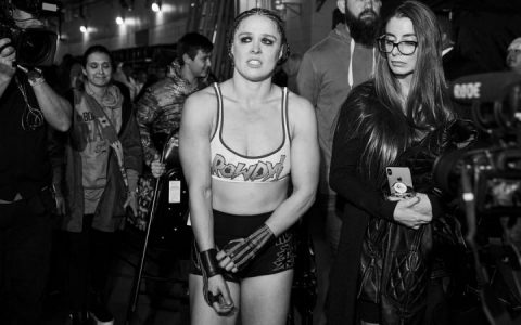 WWE前RAW女子冠军隆达罗西出现在SmackDown后台