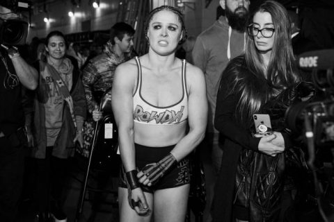 WWE前RAW女子冠军隆达罗西出现在SmackDown后台
