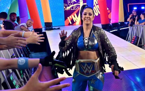 WWE摔小辉新闻一首凉凉送给贝莉SD女子冠军赛将会是2V1