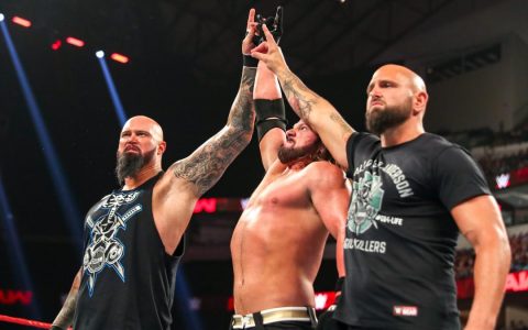 WWE给他们开了天价合同签约五年，使他们无法拒绝