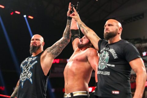 WWE给他们开了天价合同签约五年，使他们无法拒绝