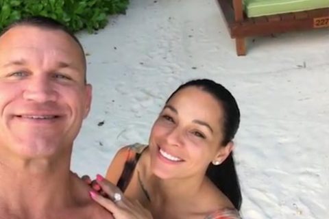 WWE毒蛇兰迪奥顿和妻子沙滩度假表演毒蛇之吻